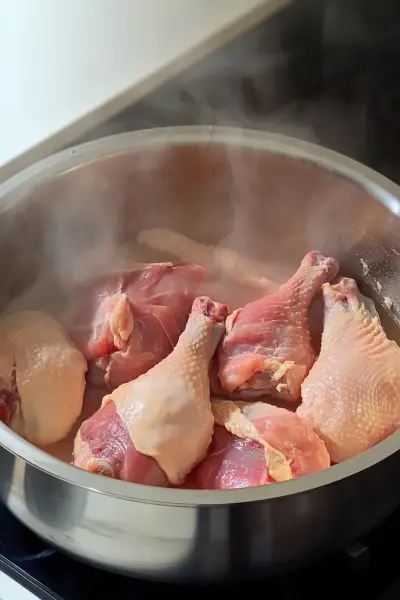 Faire dorer les morceaux de poulet pour la recette cari poulet réunionnais